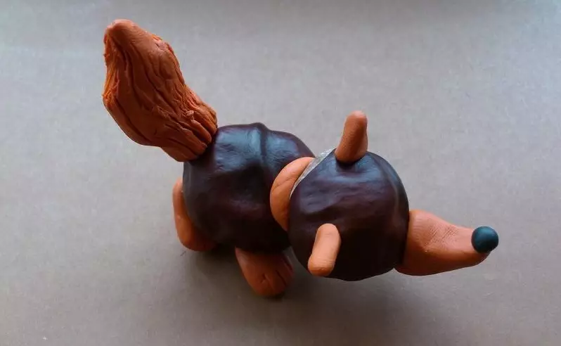 Kerajinan dari chestnut dan plasticine (51 foto): Cara membuat anak-anak beruang dan burung hantu? Pemodelan jamur dan ulat dengan tangan mereka sendiri, hewan lembab dan laba-laba 26623_24