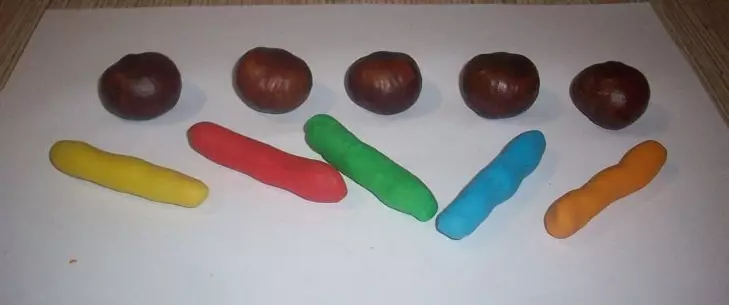 Kerajinan dari chestnut dan plasticine (51 foto): Cara membuat anak-anak beruang dan burung hantu? Pemodelan jamur dan ulat dengan tangan mereka sendiri, hewan lembab dan laba-laba 26623_38