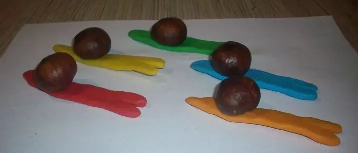 kestane we plasticine (51 Suratlar) gelen Crafts: nähili çaga bir aýy we baykuş etmek üçin? Kömelek modelleme we öz elleri bilen Larva, haýwanlary we örümcekler nemli 26623_39