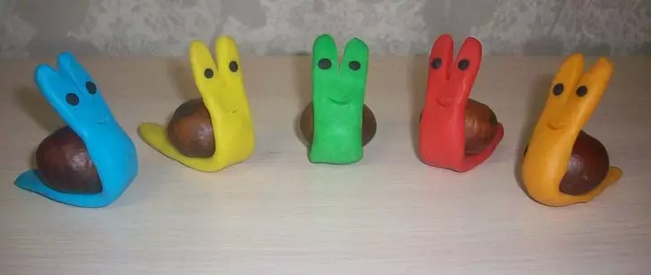 kestane we plasticine (51 Suratlar) gelen Crafts: nähili çaga bir aýy we baykuş etmek üçin? Kömelek modelleme we öz elleri bilen Larva, haýwanlary we örümcekler nemli 26623_41