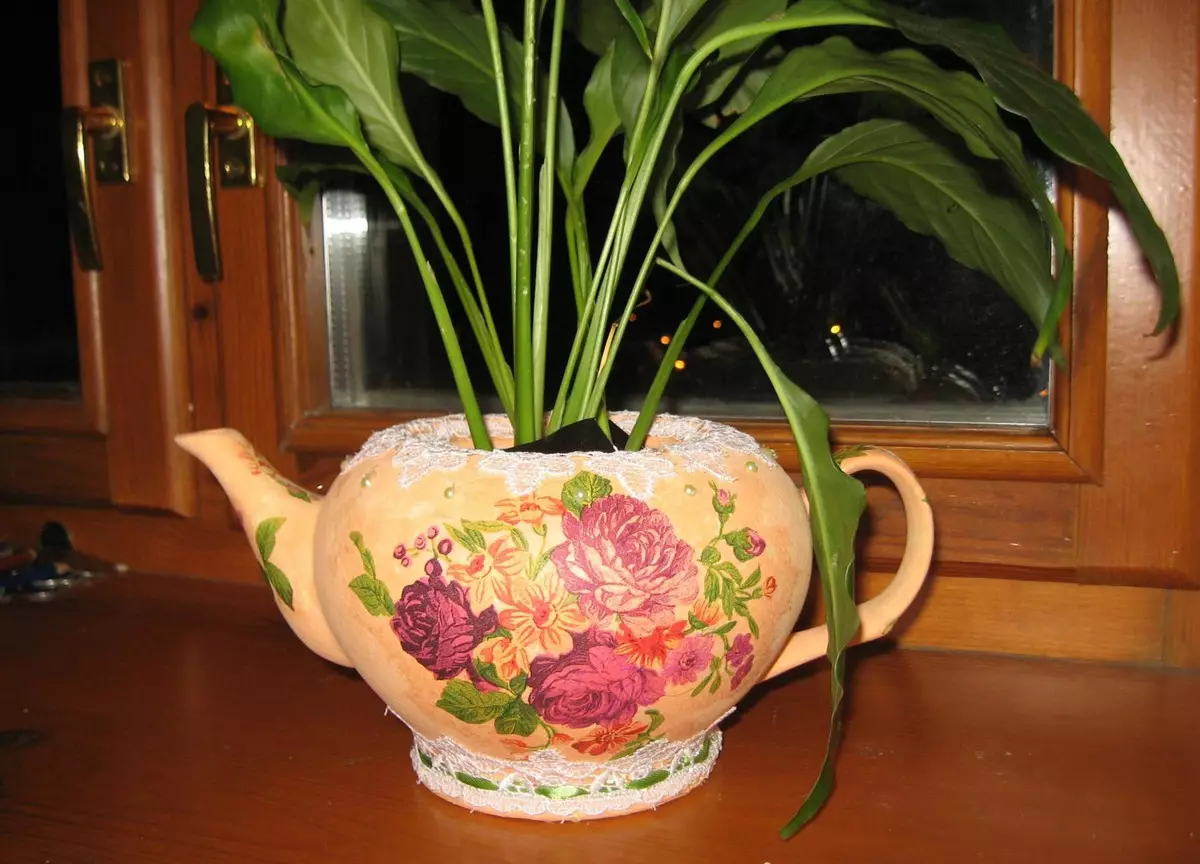Vase pentru flori cu propriile lor mâini (77 fotografii): Cum să faci de la prietena? Oală de flori de sticlă de plastic de 5 litri, o oală mare de găleată de maioneză și alte opțiuni 26625_29