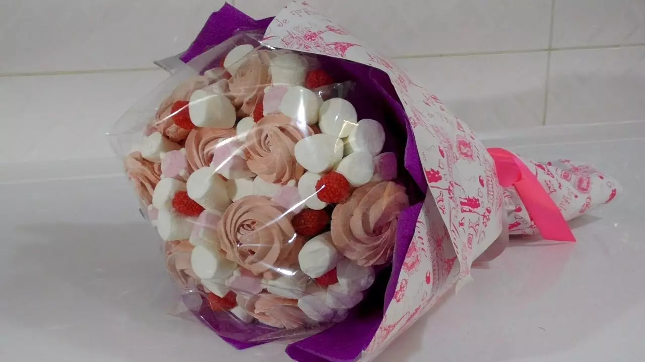 Bouquet na marshmallow (43 hotuna): yadda za a sanya kanka kanka daga marshmello da marmalade? Mataki-mataki Bayanin Bayanin Marshmallow Bouquets don masu farawa 26634_12