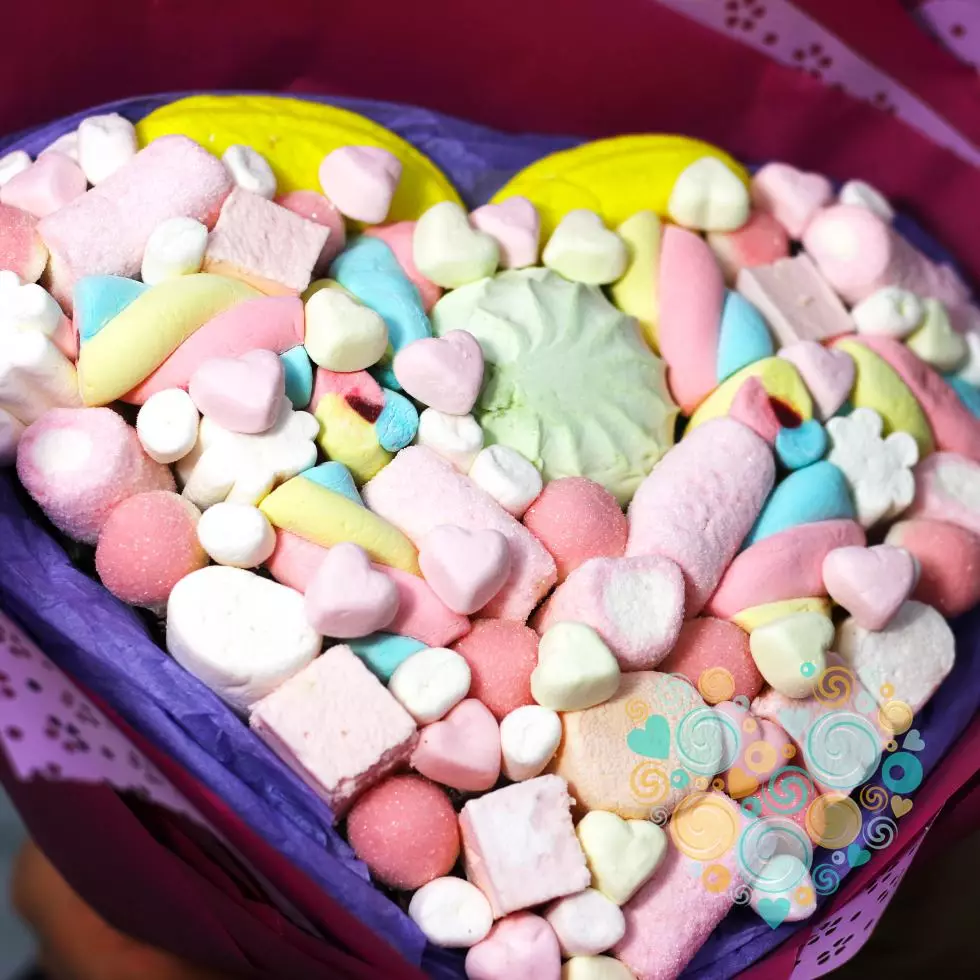 Bouquet of Marshmallow (43 foto): Bagaimana cara membuatnya sendiri dari Marshmello dan Marmalade? Langkah demi langkah Deskripsi Karangan Bunga Marshmallow untuk Pemula 26634_13