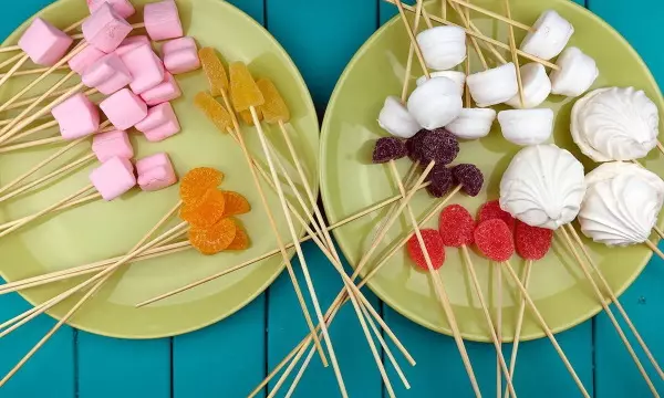 Bouquet of Marshmallow (43 fotogrāfijas): kā to padarīt sevi no Marshmello un Marmalade? Soli pa solim Maršmollovu pušķu apraksts iesācējiem 26634_19