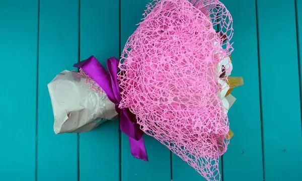 Bouquet of Marshmallow (43 foto): Bagaimana cara membuatnya sendiri dari Marshmello dan Marmalade? Langkah demi langkah Deskripsi Karangan Bunga Marshmallow untuk Pemula 26634_21