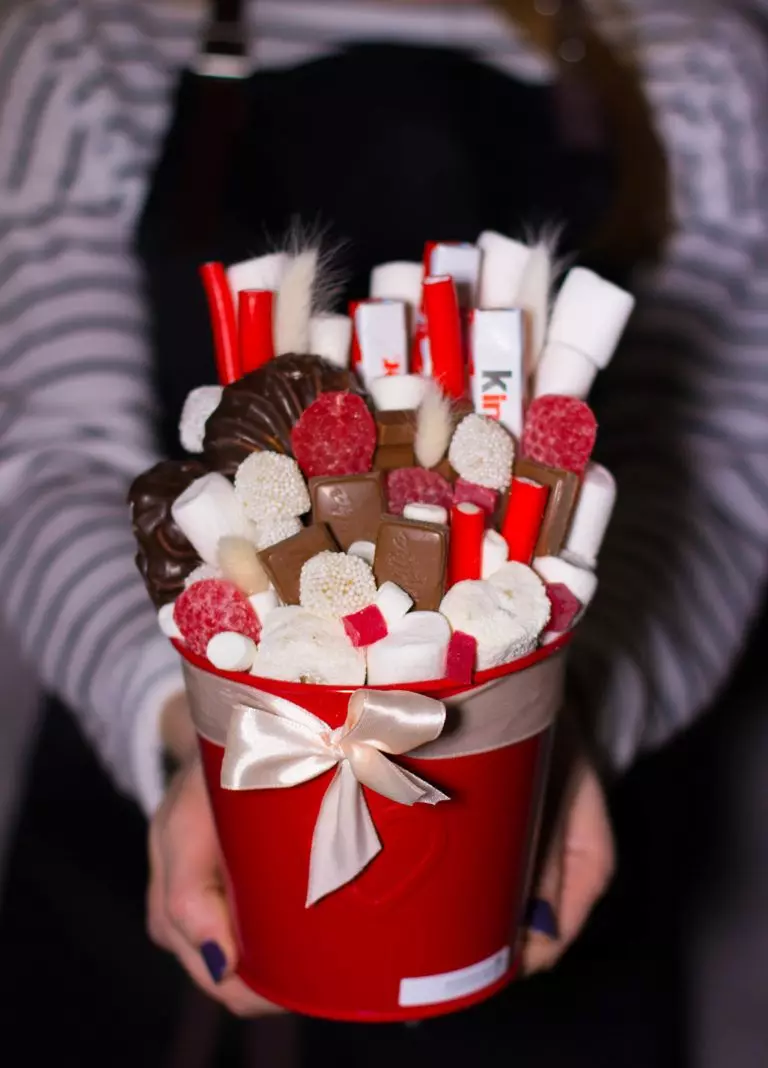 E Bouquet vum Marshmallow (43 Fotoen): Wéi geet et Iech selwer aus dem MarshMelello a Marmalade? Schrëtt duerch Schrëttbeschreiwung vum Marshmallow Bouqueten fir Ufänger 26634_31