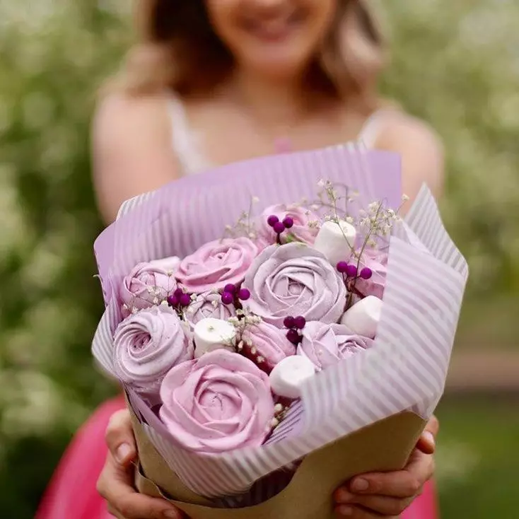 Bouquet of Marshmallow (43 fotogrāfijas): kā to padarīt sevi no Marshmello un Marmalade? Soli pa solim Maršmollovu pušķu apraksts iesācējiem 26634_38