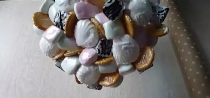 En buket af Marshmallow (43 billeder): Hvordan gør du det selv fra Marshmello og Marmalade? Trin for trin Beskrivelse af marshmallow buketter til begyndere 26634_42