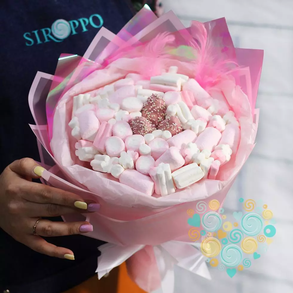 Ariwo ti Marshmallow (43 Awọn fọto): Bawo ni lati ṣe ararẹ lati Marshmello ati marmalade? Igbesẹ nipasẹ Apejuwe Igbese ti awọn bouquets Marshmallow fun awọn olubere 26634_6