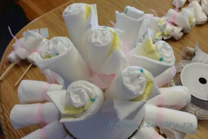 Bouquet на пелени: Како да го направите за новороденчиња со свои раце? Букет на пелени за девојки и момчиња, чекор-по-чекор производствена шема 26636_2