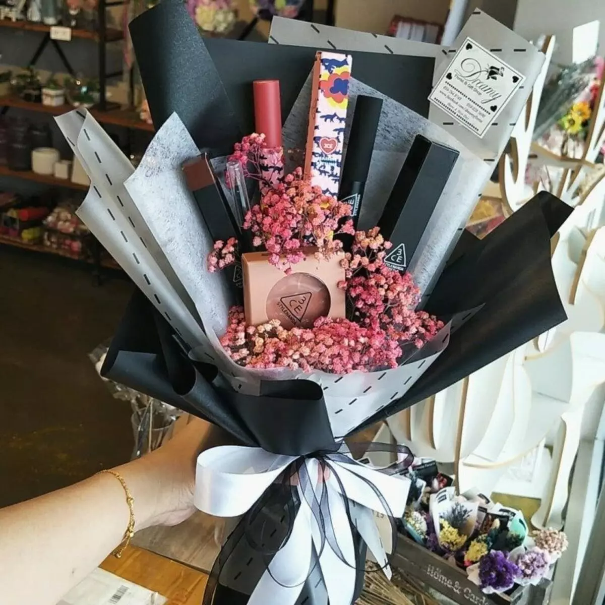 여성을위한 꽃다발은 자신을합니다 : 특이한 생일 옵션, 화장품의 멋진 꽃다발 및 커피가있는 원래 선물 부케 26640_17