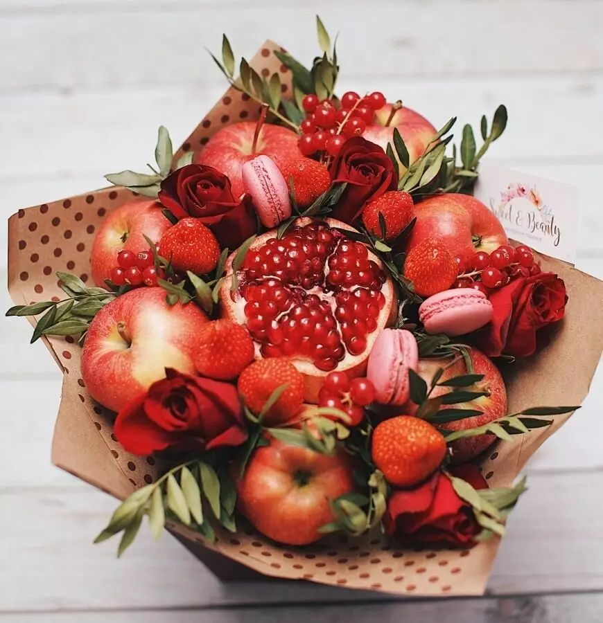 Bouquets maka ụmụ nwanyị na-eme ya: nhọrọ ụbọchị ọmụmụ, ụmụ nwanyị dị jụụ site na ihe ịchọ mma na kọfị mbụ 26640_20