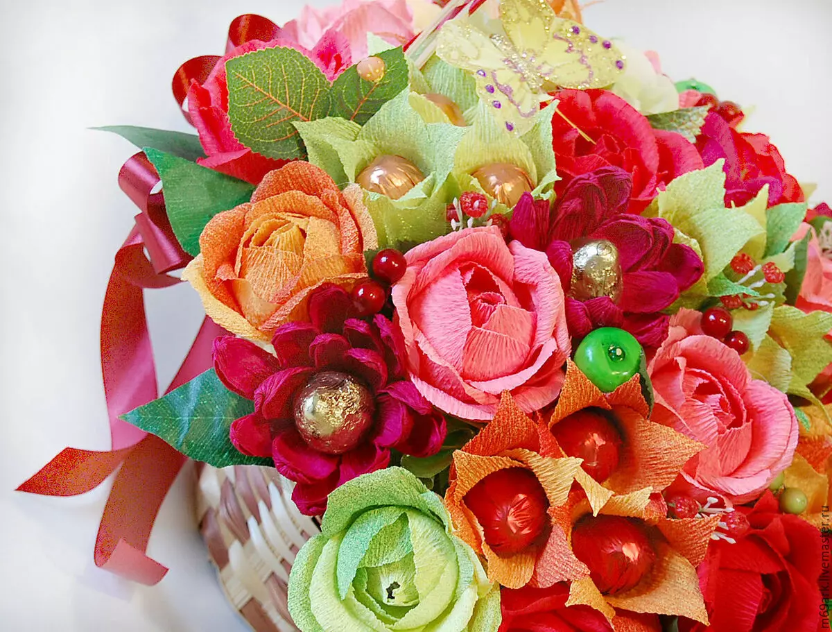 Bouquets maka ụmụ nwanyị na-eme ya: nhọrọ ụbọchị ọmụmụ, ụmụ nwanyị dị jụụ site na ihe ịchọ mma na kọfị mbụ 26640_3