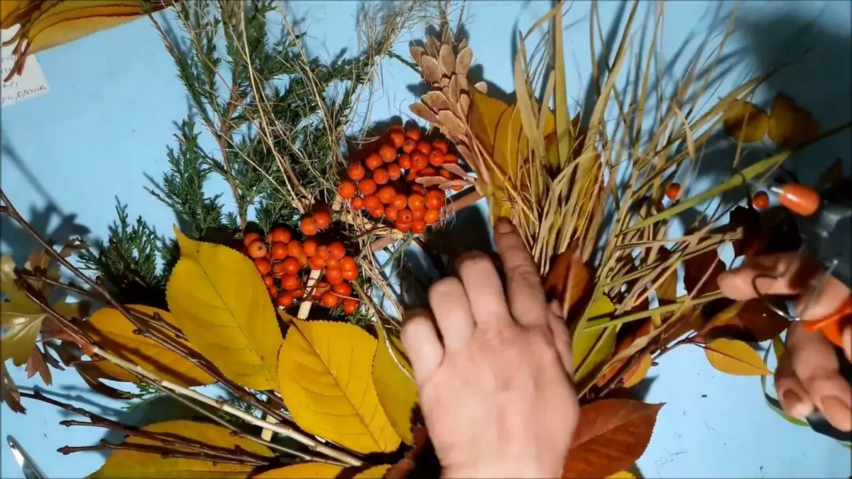 તમારા પોતાના હાથ (45 ફોટા) સાથે પાંદડાઓની કલગી: વિષય પર ફૂલો કેવી રીતે બનાવવી 