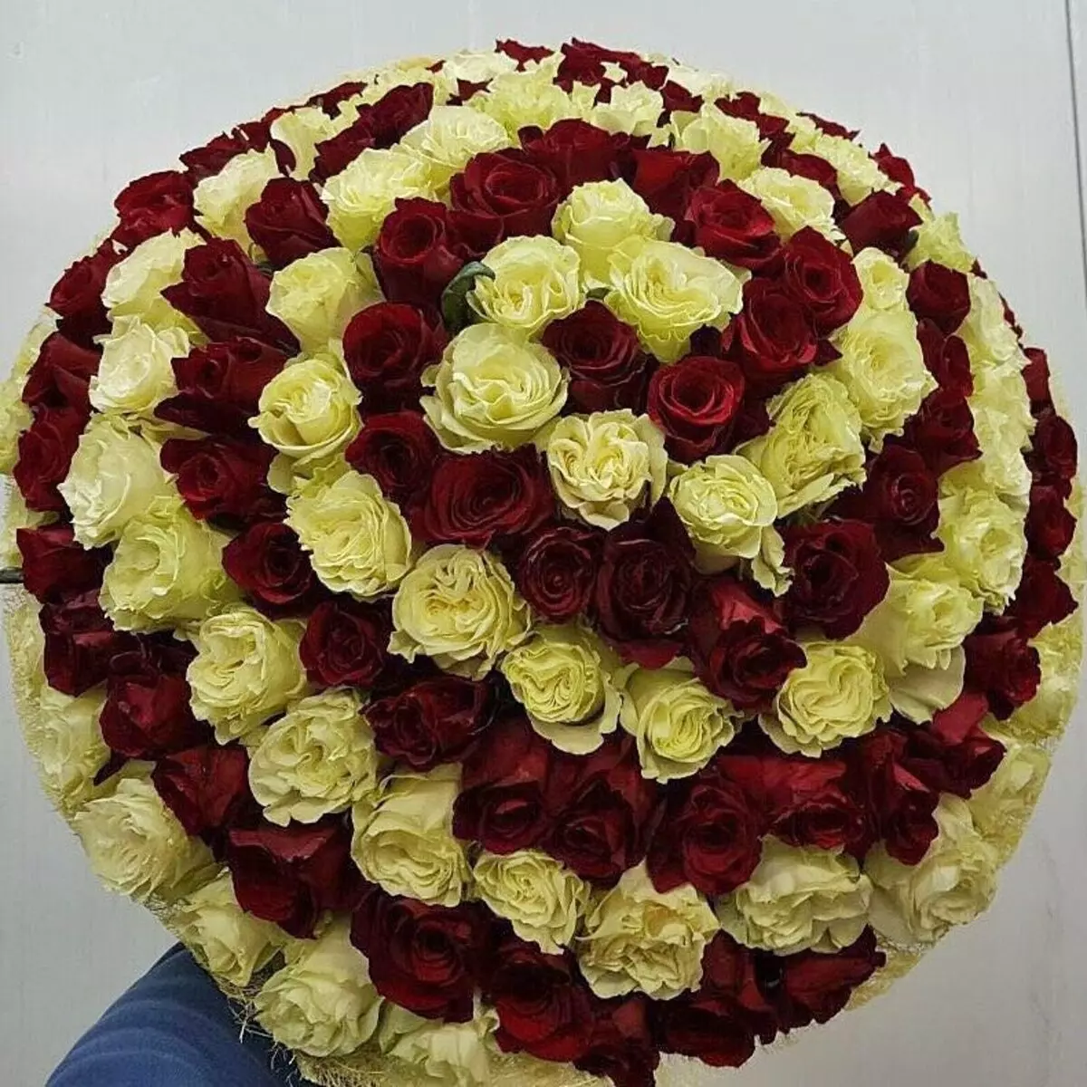 Tecnica di montaggio per bouquet a spirale: un circuito passo-passo di un bouquet di rose e altri colori per principianti, compilation di un bouquet rotondo 26646_4