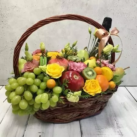 Bouquets of Pommes (43 photos): Comment les faire de vos propres mains étape par étape de pommes et de couleurs débutants? Bouquet d'automne de pommes avec citron et mandarines, avec oranges et autres fruits 26647_22