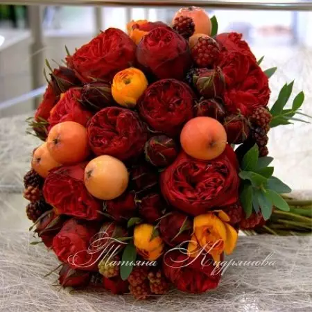 Bouquets of Pommes (43 photos): Comment les faire de vos propres mains étape par étape de pommes et de couleurs débutants? Bouquet d'automne de pommes avec citron et mandarines, avec oranges et autres fruits 26647_23