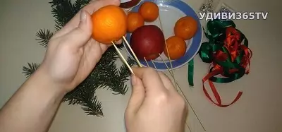 Buketter av äpplen (43 foton): Hur man gör dem med egna händer steg för steg av äpplen och färger nybörjare? Höstbukett äpplen med citron och mandariner, med apelsiner och andra frukter 26647_28