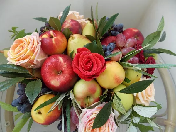 苹果花束（43张照片）：如何用自己的手逐一步一步地制作苹果和颜色初学者？苹果秋天花束用柠檬和蜜桔，用桔子和其他果子 26647_3