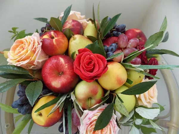 Sträuße aus Äpfeln (43 Fotos): wie sie mit eigenen Händen für Schritt von Äpfeln und Farben Anfänger Schritt zu machen? Herbstblumenstrauß von Äpfeln mit Zitrone und Mandarinen, mit Orangen und anderen Früchten 26647_3