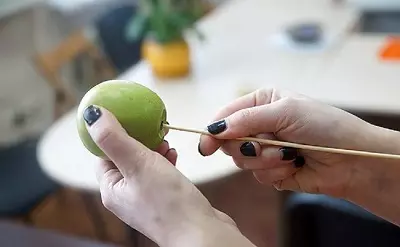 Buchete de mere (43 de fotografii): Cum să le facem cu mâinile tale pas cu pas de mere și culori începători? Bouquet de toamnă de mere cu lămâie și tangerine, cu portocale și alte fructe 26647_36