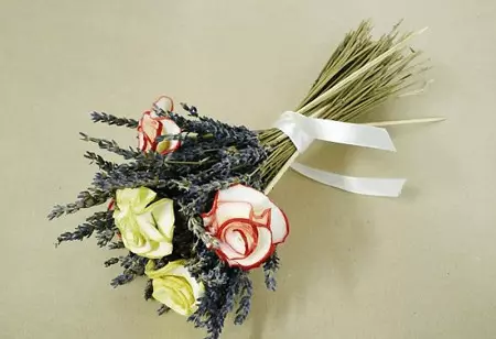 Mazzi di mele (43 foto): Come renderli con le tue mani passo dopo passo delle mele e dei primi principianti? Bouquet di autunno delle mele con limone e mandarini, con arance e altri frutti 26647_43