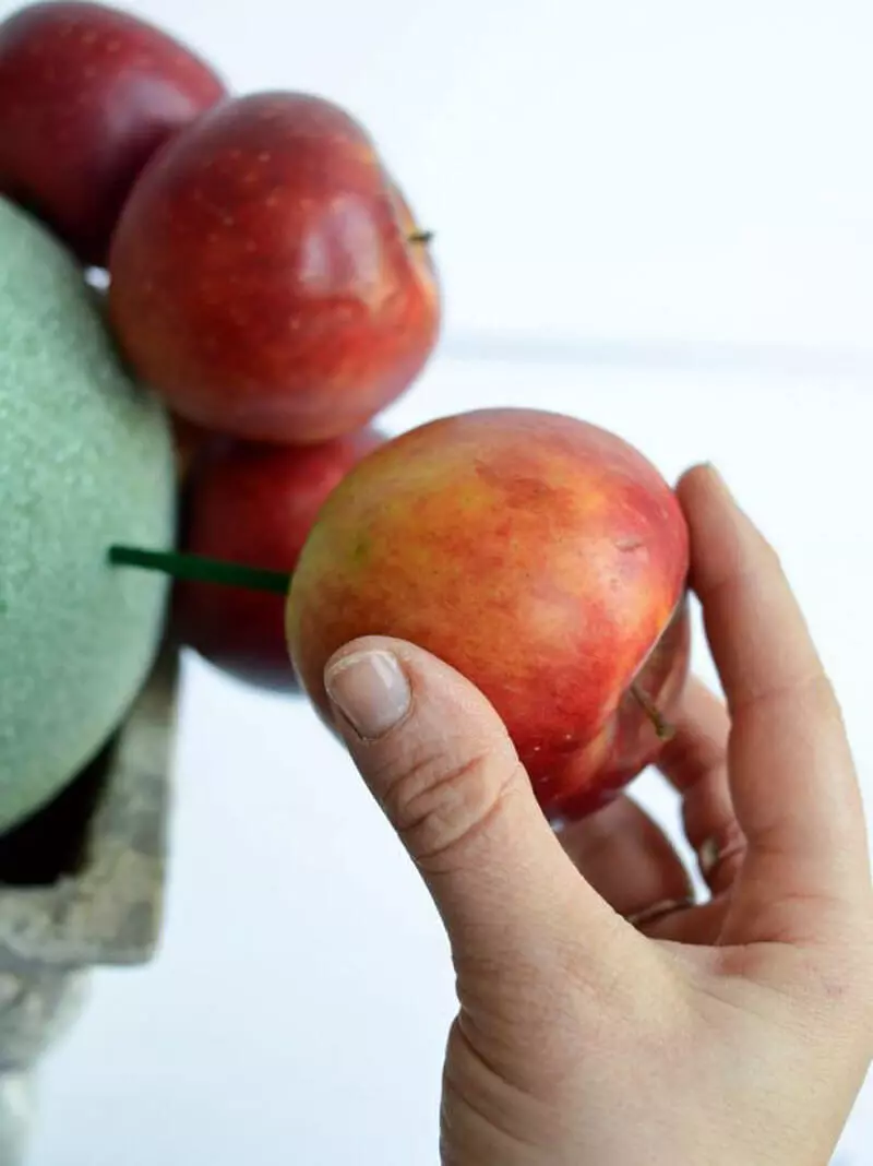 Букети от ябълки (43 снимки): как да ги правят със собствените си ръце стъпка по стъпка на ябълки и цветове начинаещи? Есенен букет от ябълки с лимон и мандарини, портокали и други плодове 26647_7
