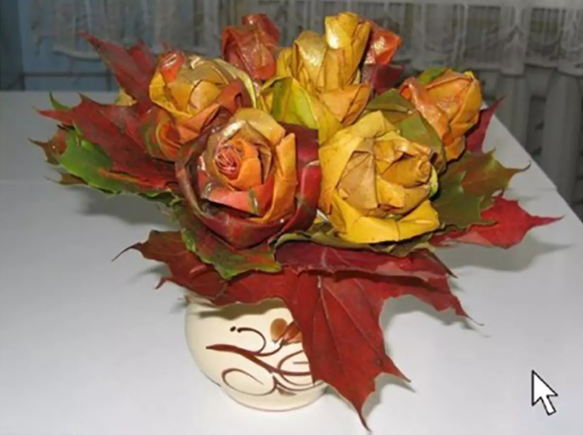 Bouquet yang diperbuat daripada daun maple dengan tangan mereka sendiri (39 gambar): bagaimana untuk melangkah demi langkah untuk membuat bunga dari daun di kelas induk? Mawar musim luruh yang indah dari daun secara beransur-ansur. Bagaimana untuk mengumpul sejambak mereka? 26650_25