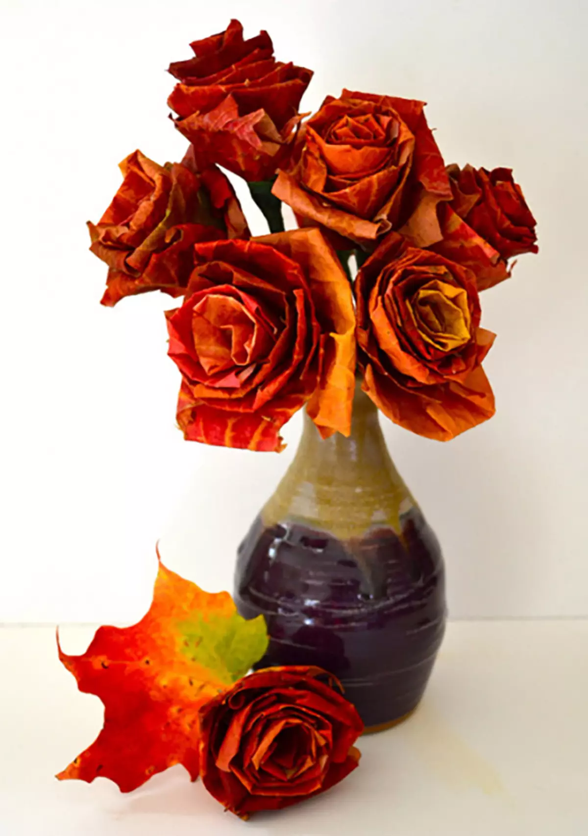 Kytice vyrobené z javorových listov s vlastnými rukami (39 fotografií): Ako krok za krokom, aby sa kvety z krídla na magisterské triedy? Krásne jeseň ruže z listov postupne. Ako zozbierať kytice? 26650_32