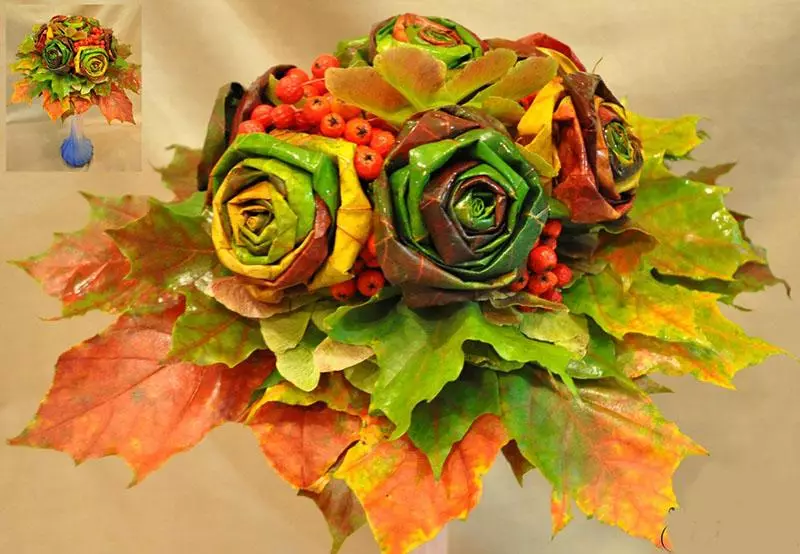 Букети от кленови листа със собствените си ръце (39 снимки): Как да се стъпка по стъпка да направим цветя от листата на майсторския клас? Красиви есенни рози от листата постепенно. Как да се съберат букета от тях? 26650_37