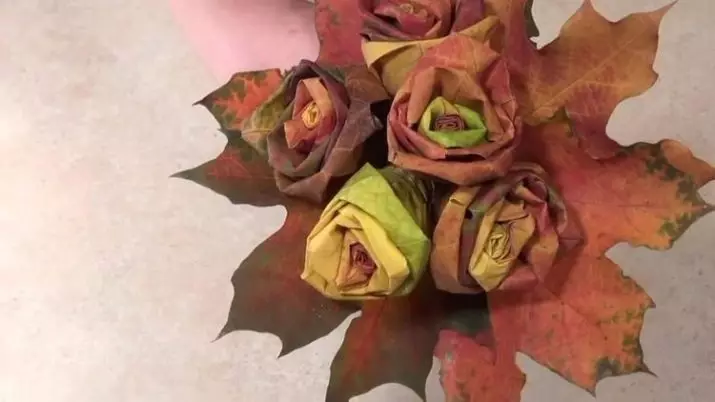 Bouquets of maple leaves with your hands (39 photos) as a step by step to make flowers from the leaves of the master class? Beautiful autumn leaves of a rose in stages. How to collect a bunch of them? 26650_5