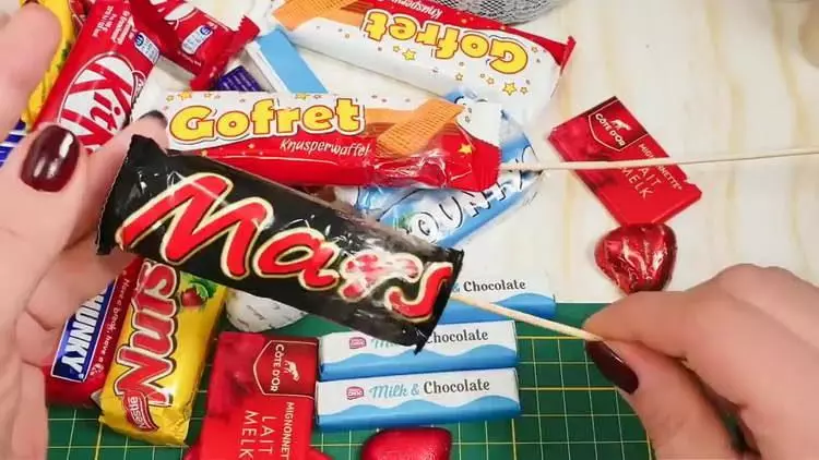 Słodkie bukiety dla chłopców robią to sam: jak zrobić cukierki, od czekoladek i innych słodyczy krok po kroku? 26651_29