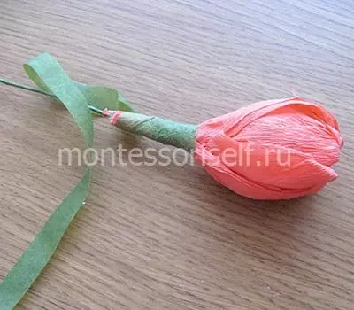 ช่อของหวานทำเองในวันครู: วิธีทำช่อดอกกุหลาบช็อคโกแลตหวาน ๆ ในชั้นเรียนหลัก? วิธีการรวบรวมช่อดอกไม้อื่น ๆ ของขนมหวาน? 26652_33