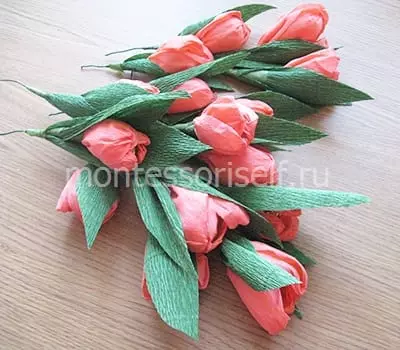 ช่อของหวานทำเองในวันครู: วิธีทำช่อดอกกุหลาบช็อคโกแลตหวาน ๆ ในชั้นเรียนหลัก? วิธีการรวบรวมช่อดอกไม้อื่น ๆ ของขนมหวาน? 26652_36