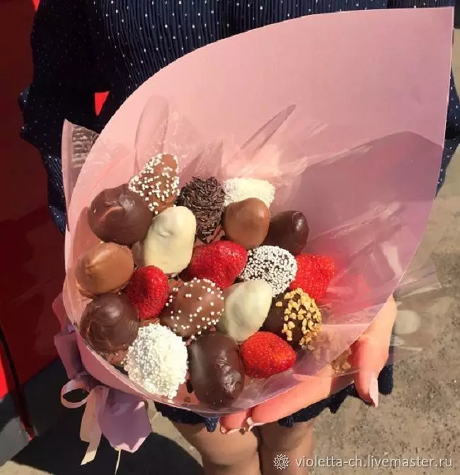 Bouquets de maduixes (36 fotos): Com fer una maduixa en xocolata en un ram de les mans pas a pas? Com fer un ram de maduixes de maduixes i colors? 26653_17