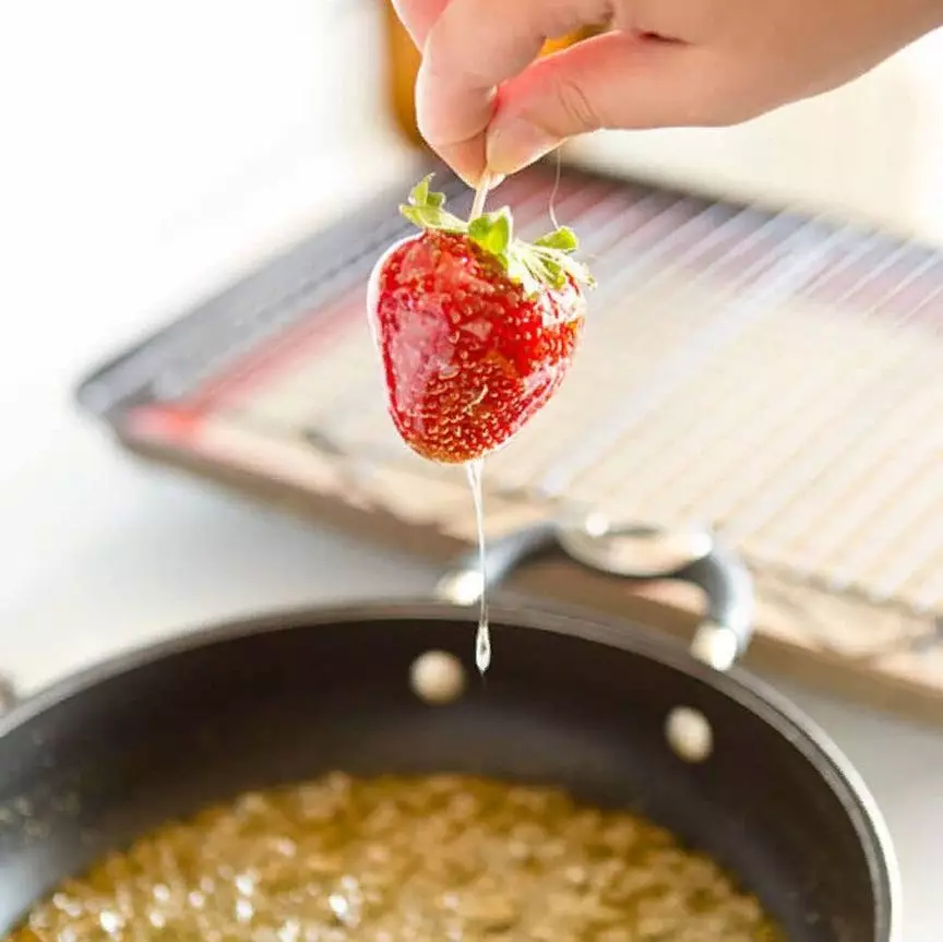 स्ट्रॉबेरी के गुलदस्ते (36 तस्वीरें): चॉकलेट में एक स्ट्रॉबेरी कैसे अपने हाथों के गुलदस्ते में कदम से कदम? स्ट्रॉबेरी और रंगों का एक स्ट्रॉबेरी गुलदस्ता कैसे बनाएं? 26653_18