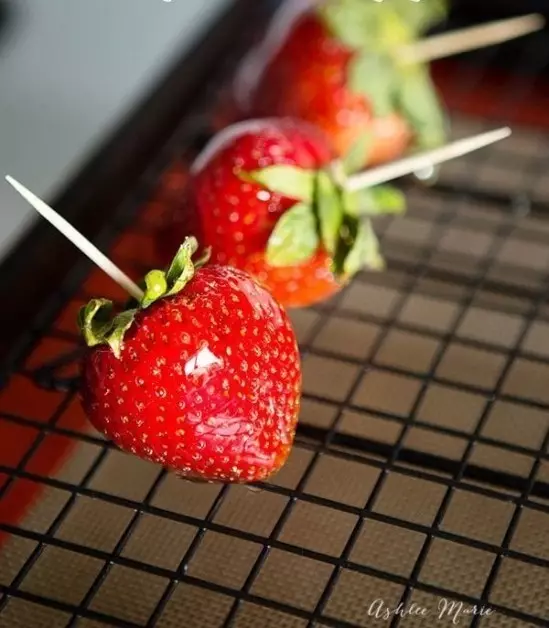 Bouquets na strawberries (hotuna 36 hotuna): yadda ake yin strawberry a cakulan a cikin bouquet na hannayenku mataki-mataki mataki? Yaya ake yin bouquet na strawberries na strawberries da launuka? 26653_19