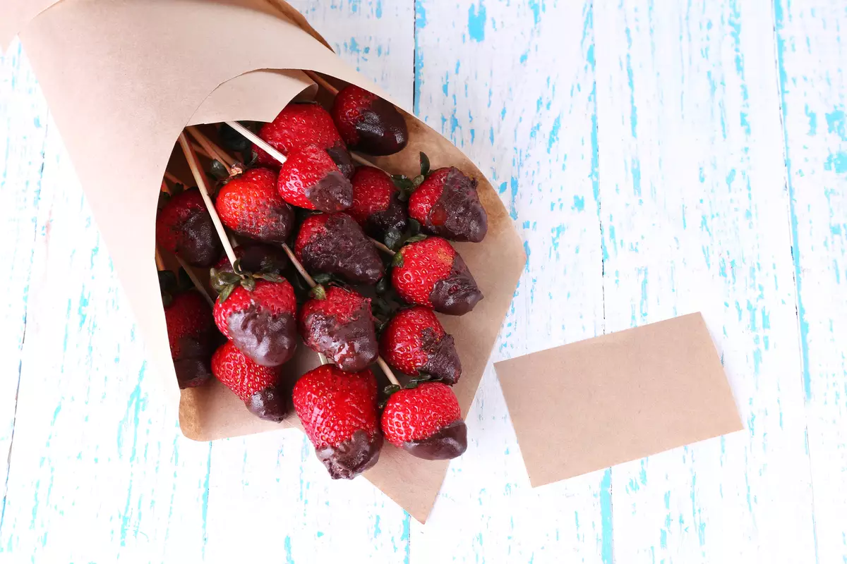ດອກໄມ້ສະຕໍເບີຣີ (36 ຮູບພາບ): ວິທີເຮັດສະຕໍເບີຣີໃນຊັອກໂກແລັດໃນຊຸດຂອງມືຂອງທ່ານຂັ້ນຕອນ? ວິທີການເຮັດເປັນ bouquet strawberry ຂອງ strawberries ແລະສີ? 26653_2