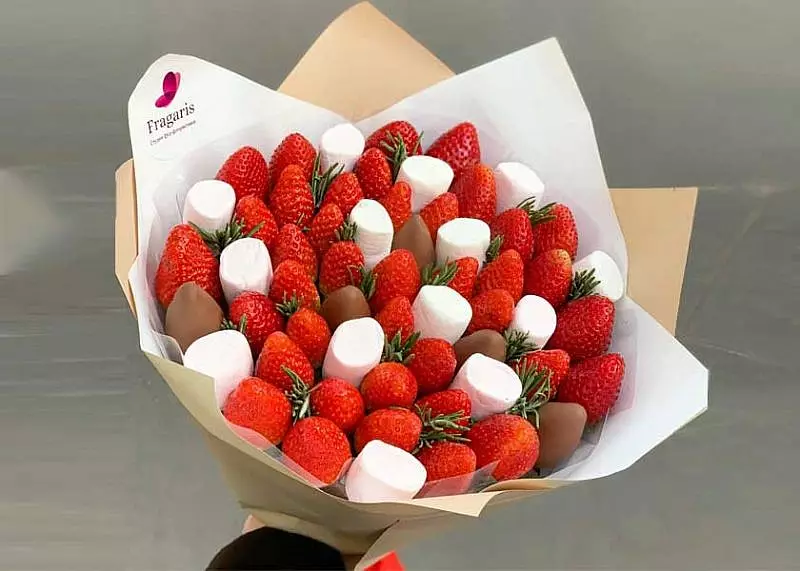 Buketter af jordbær (36 billeder): Hvordan man laver en jordbær i chokolade i en buket af dine hænder trin for trin? Hvordan laver man en jordbær buket jordbær og farver? 26653_24