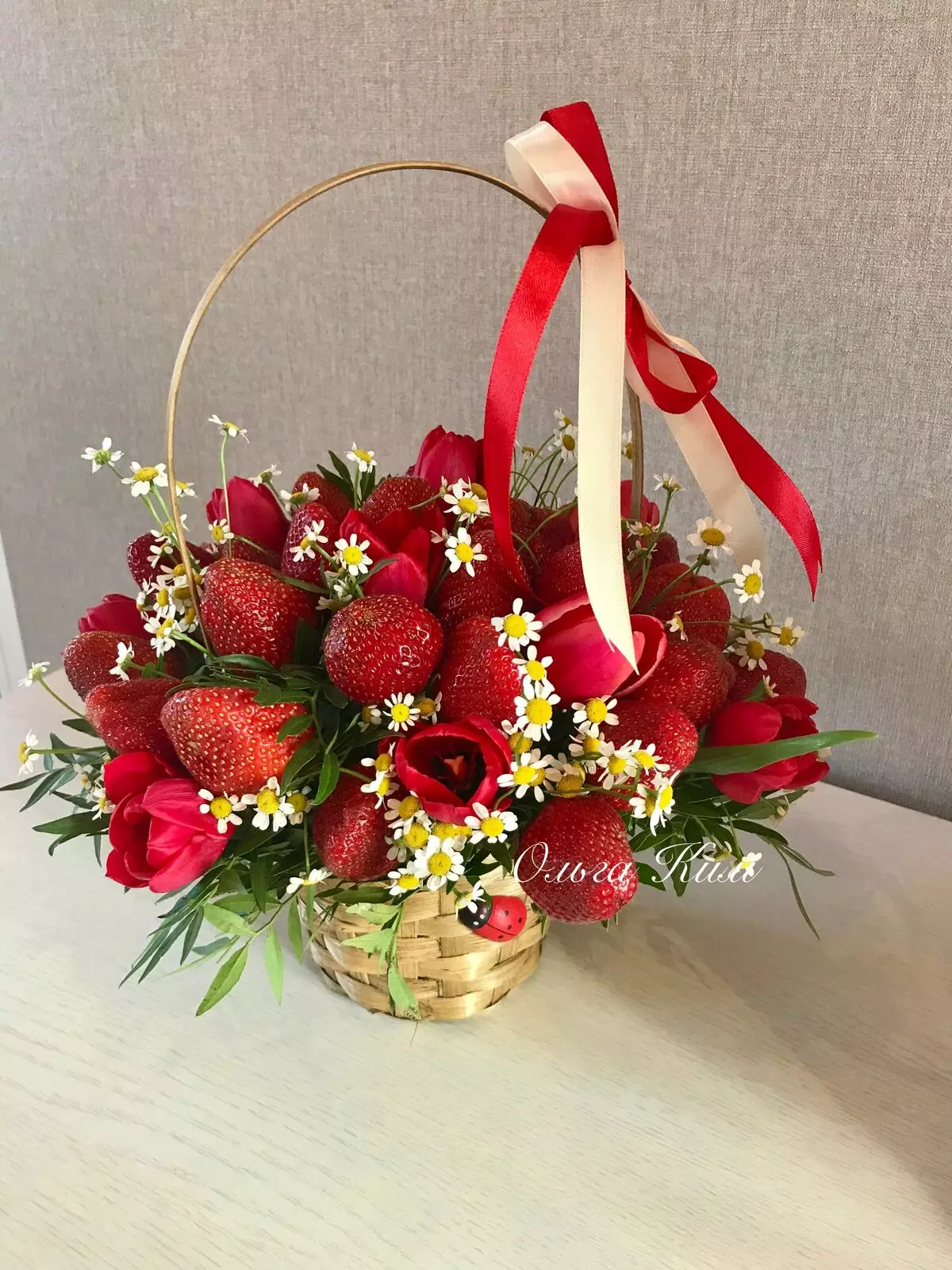 ດອກໄມ້ສະຕໍເບີຣີ (36 ຮູບພາບ): ວິທີເຮັດສະຕໍເບີຣີໃນຊັອກໂກແລັດໃນຊຸດຂອງມືຂອງທ່ານຂັ້ນຕອນ? ວິທີການເຮັດເປັນ bouquet strawberry ຂອງ strawberries ແລະສີ? 26653_27