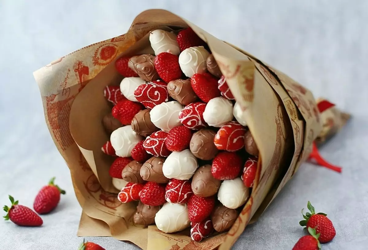 स्ट्रॉबेरी (36 फोटो) च्या bouquets: चॉकलेट मध्ये स्ट्रॉबेरी आपल्या हाताच्या पायथ्याद्वारे चरण कसे बनवायचे? स्ट्रॉबेरी आणि रंगांचे स्ट्रॉबेरी पुष्पगुती कशी बनवायची? 26653_3