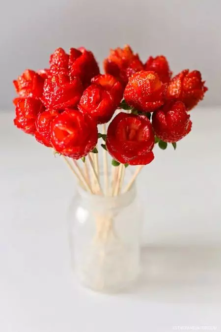 Buketter af jordbær (36 billeder): Hvordan man laver en jordbær i chokolade i en buket af dine hænder trin for trin? Hvordan laver man en jordbær buket jordbær og farver? 26653_31