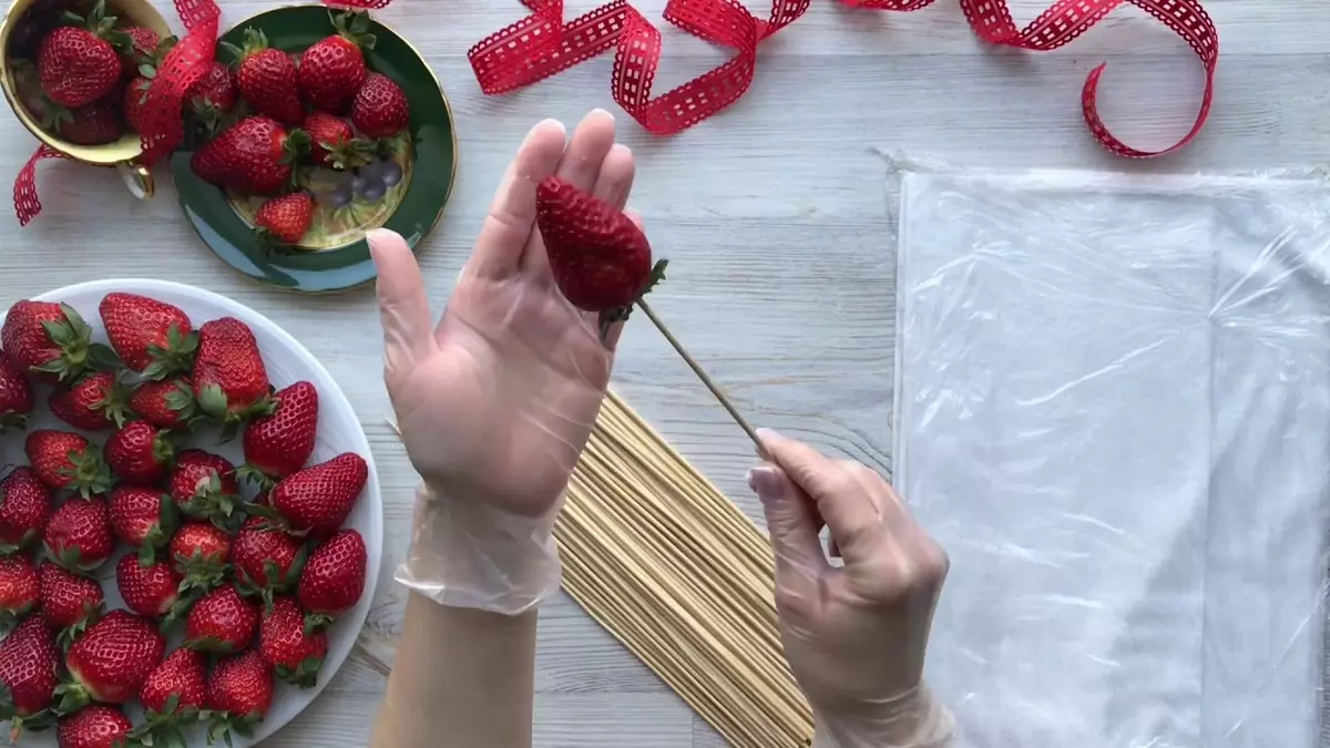 Букети от ягоди (36 снимки): как да се направи ягода в шоколад в букет от ръцете си стъпка по стъпка? Как се прави ягодов букет от ягоди и цветове? 26653_35