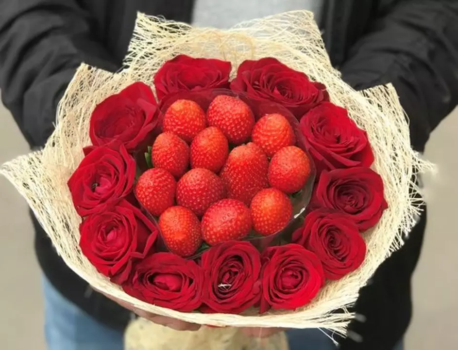 Inkeri za Strawberries (Amafoto 36): Nigute wakora strawberry muri shokora muri bouquet amaboko yawe intambwe? Nigute ushobora gukora bouquet ya strawberry of strawberries namabara? 26653_7