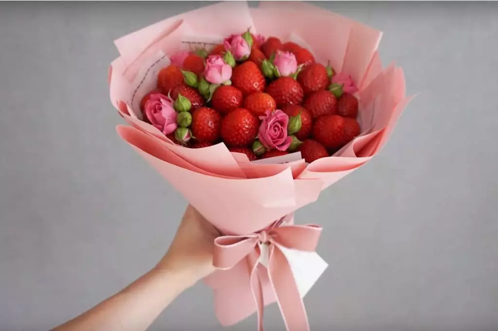 Bouquet nke strawberries (foto 36): esi mee ahihia na chocolate na bouquetik nke aka gi site na nzọụkwụ? Etu esi eme ahihia boundry nke strawberries na agba? 26653_8