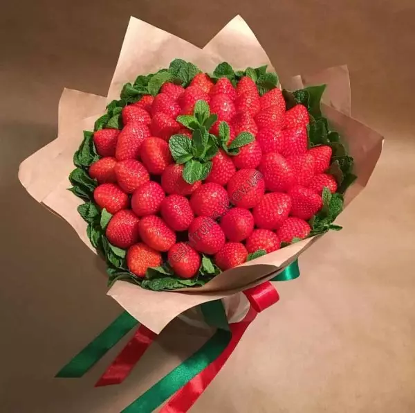 Bouquets de maduixes (36 fotos): Com fer una maduixa en xocolata en un ram de les mans pas a pas? Com fer un ram de maduixes de maduixes i colors? 26653_9