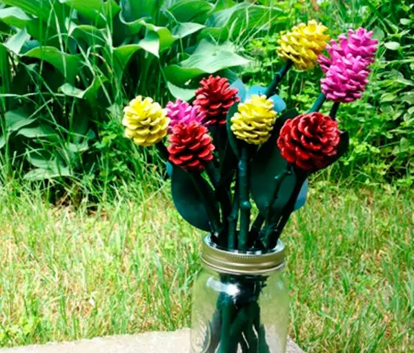 कोन (58 फोटो) च्या bouquets: कोन पासून फुले, शरद ऋतूतील पाने आणि cones सह bouquets. कसे हस्तकला चरण-दर-चरण मास्टर वर्ग वर मुलांना बालवाडी करण्यासाठी? 26654_17
