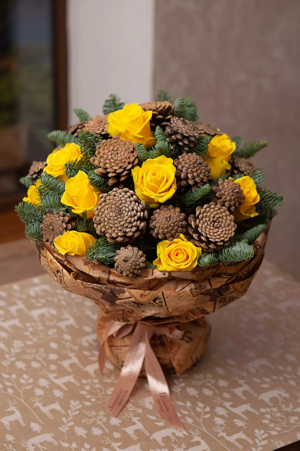 कोन (58 फोटो) च्या bouquets: कोन पासून फुले, शरद ऋतूतील पाने आणि cones सह bouquets. कसे हस्तकला चरण-दर-चरण मास्टर वर्ग वर मुलांना बालवाडी करण्यासाठी? 26654_2