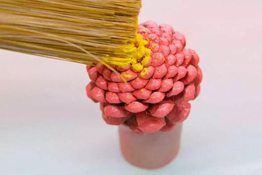 Kimbud koonuseid (58 fotot): lilled koonuseid, kimbud sügisel lehed ja koonused. Kuidas teha käsitöö samm-sammult lasteaia lasteaedade jaoks meistriklassis? 26654_23