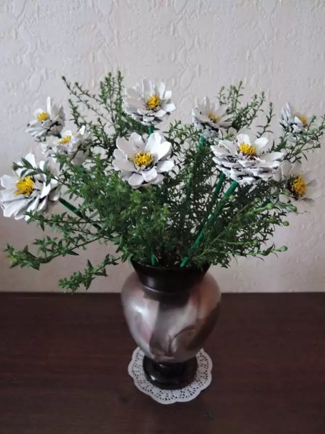 कोन (58 फोटो) च्या bouquets: कोन पासून फुले, शरद ऋतूतील पाने आणि cones सह bouquets. कसे हस्तकला चरण-दर-चरण मास्टर वर्ग वर मुलांना बालवाडी करण्यासाठी? 26654_28